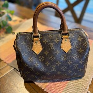 Louis Vuitton Monogram speedy 25